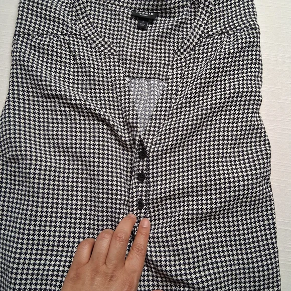 torrid Black and White Houndstooth V-Neck Blouse - Picture 8 of 14